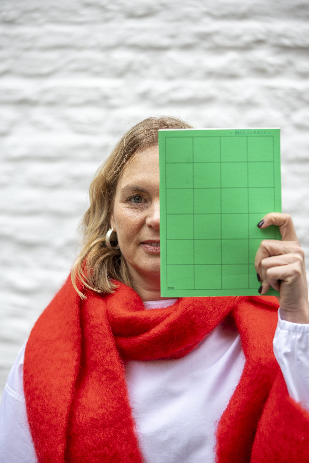 Barbara met een groene kleurenkaart voor haar gezicht