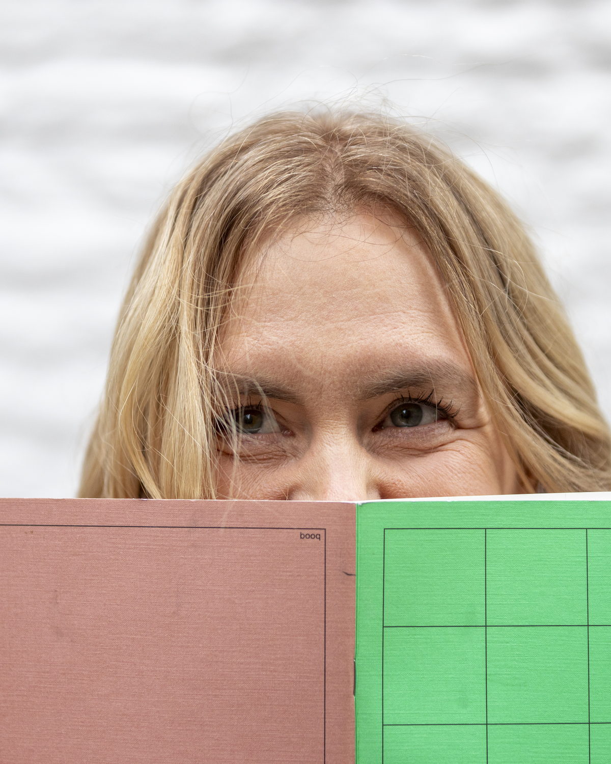 Barbara achter een terracotta en een groene kleurenkaart